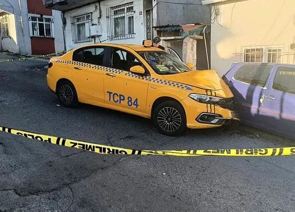 1690713222799.jpeg İstanbul'da sokak ortasında silahlar patladı! Taksici öldü yolcular yaralandı - 3