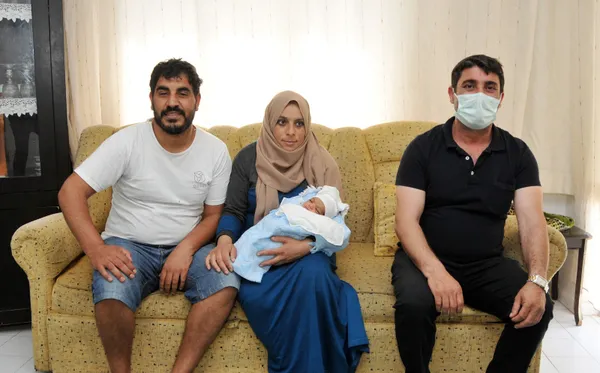Doğum sancıları tutunca hemen taksiye bindi! Hastaneye yetişemeden takside doğurdu - 1
