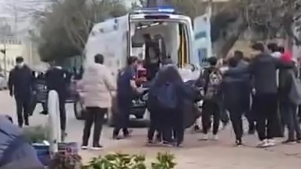 Okulunun önünde öğrenciyi bıçakladılar