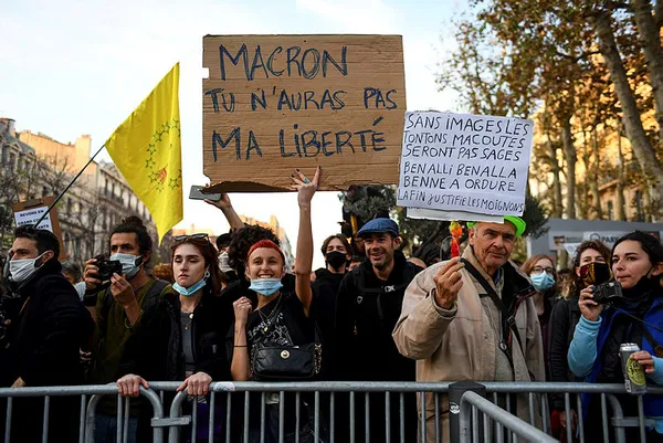 Fransa’da sarı yelekliler diktatör Macron’u protesto etti