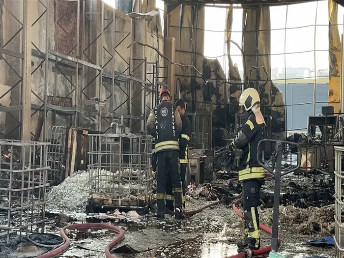 parfum-fabrikasi-yangini-faciasinda-kahreden-gelisme-olu-sayisi-7ye-yukseldi-1763201259334.jpeg Dilovası'ndaki parfüm deposunda yangın