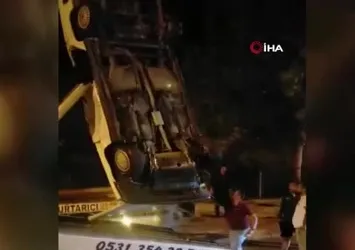 Otomobil su kanalına düştü: 2 yaralı