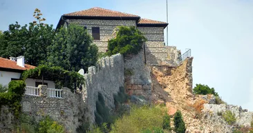 Alanya Kalesi’nde skandal görüntüler! Tarihi surları delip atık suyu boşaltmış