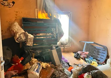 7 yıldır evinde çöp biriktiriyor! Ekipler temizle temizle bitiremedi