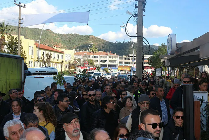 CHP’de işler karıştı! Binaya kilit vuruldu, partililer sokakta kaldı
