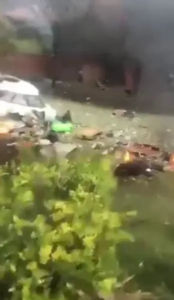 brezilyada-facia-62-kisiyi-tasiyan-ucak-dustu-onlarca-kisi-hayatini-kaybetti-1723230410623.jpeg Brezilya'da büyük facia! 62 kişiyi taşıyan uçak yerleşim yerine çakıldı | Onlarca kişi hayatını kaybetti - 6