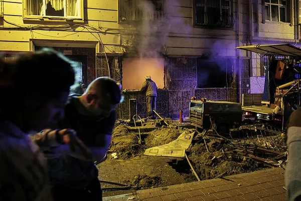 fatihte-igdasin-dogal-gaz-alt-yapi-calismasi-sirasinda-patlama-10-yarali-1668626865419.jpg Fatih'te İGDAŞ'ın 🔥 doğal gaz alt yapı çalışması sırasında patlama: 10 yaralı | İşte olay yerinden savaş gibi görüntüler... 🚨 - 1