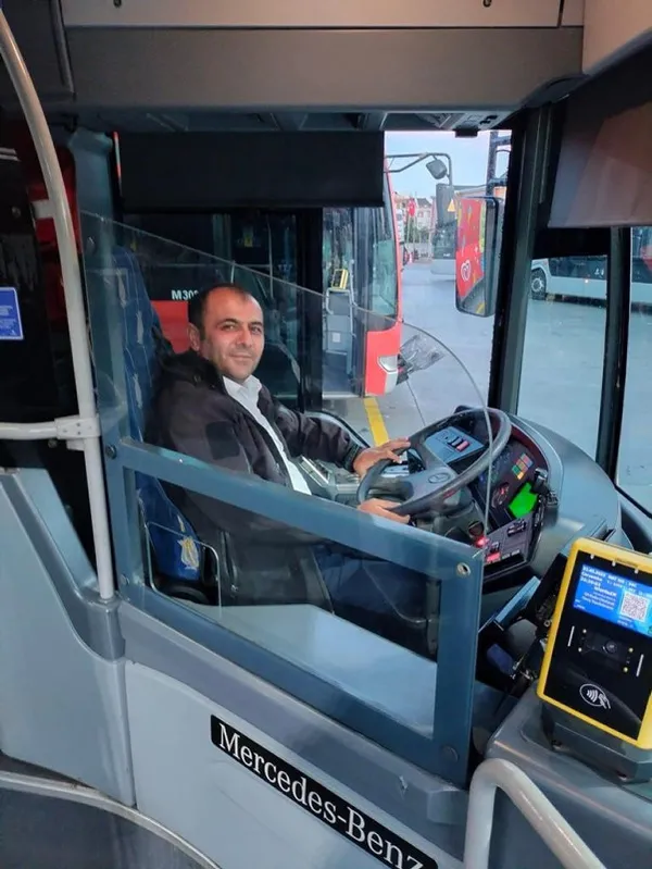 istanbulda-feci-olay-baska-metrobusun-carptigi-metrobus-surucusu-hayatini-kaybetti-1707471594443.jpg İstanbul'da feci olay! Başka metrobüsün çarptığı metrobüs sürücüsü hayatını kaybetti | Korkunç kaza kamerada - 4