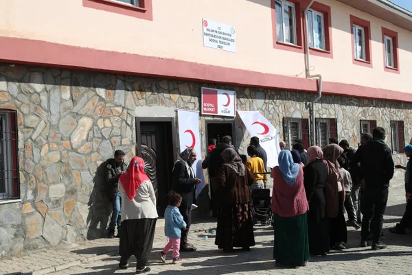 1680773462697.jpg Türk Kızılay afet bölgesine 1,5 milyar lira nakdi yardım yapacak: Hep birlikte bir gayret içindeyiz - 7