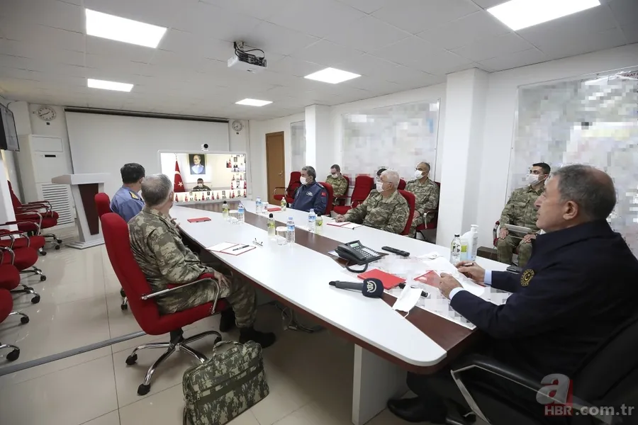 Milli Savunma Bakanı Hulusi Akar ve TSK'nın komuta kademesinden sınır hattında Ramazan Bayramı 11