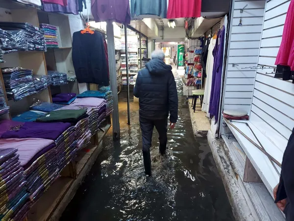 1615459617676.jpg İzmir'i sağanak vurdu! Tarihi iş hanı sular altında kaldı: Her yağmurda biz bu sorunu yaşıyoruz - 4