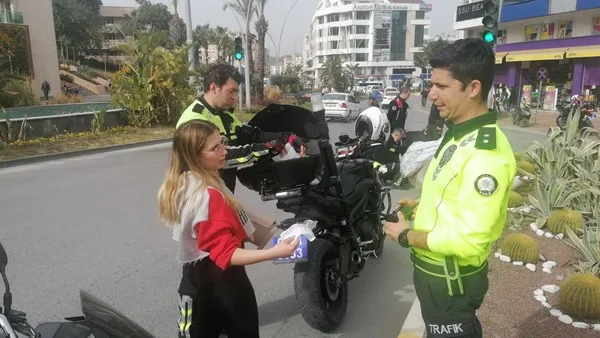 antalyada-polislere-kasksiz-yakalanan-genc-kizdan-ilginc-savunma-motosikleti-yeni-aldim-kaska-param-yetmedi-1649241615822.jpg Antalya’da polislere kasksız yakalanan genç kızdan ilginç savunma: Motosikleti yeni aldım, kaska param yetmedi - 1