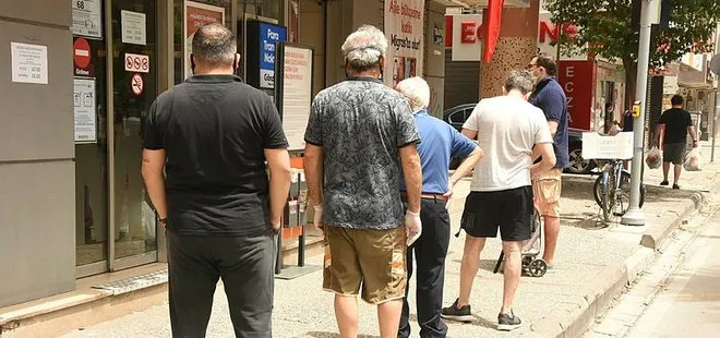 İzmirliler marketlerin önünde sıraya girdi