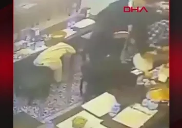 YEMEKTEN ÇIKAN BÖCEK DUDAĞINI ISIRDI