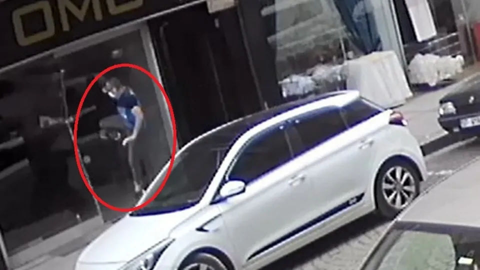 Rize’de şaşırtan görüntü! Telefona sinirlenince...