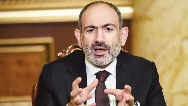 pasinyanin-zor-anlari-ermeniler-konvoyun-onune-kestiler-1606420634342.jpg
