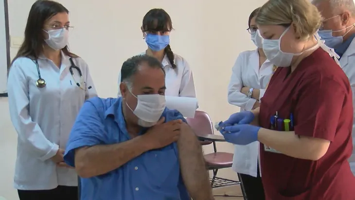 Son dakika: Cerrahpaşa’da ilk gönüllü aşılama yapıldı