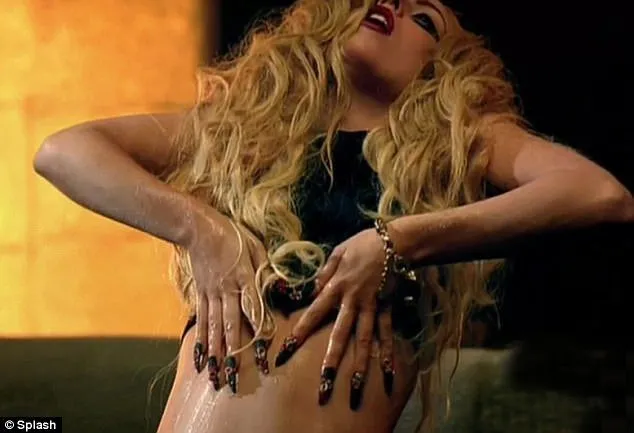 Lady Gaga yine abarttı