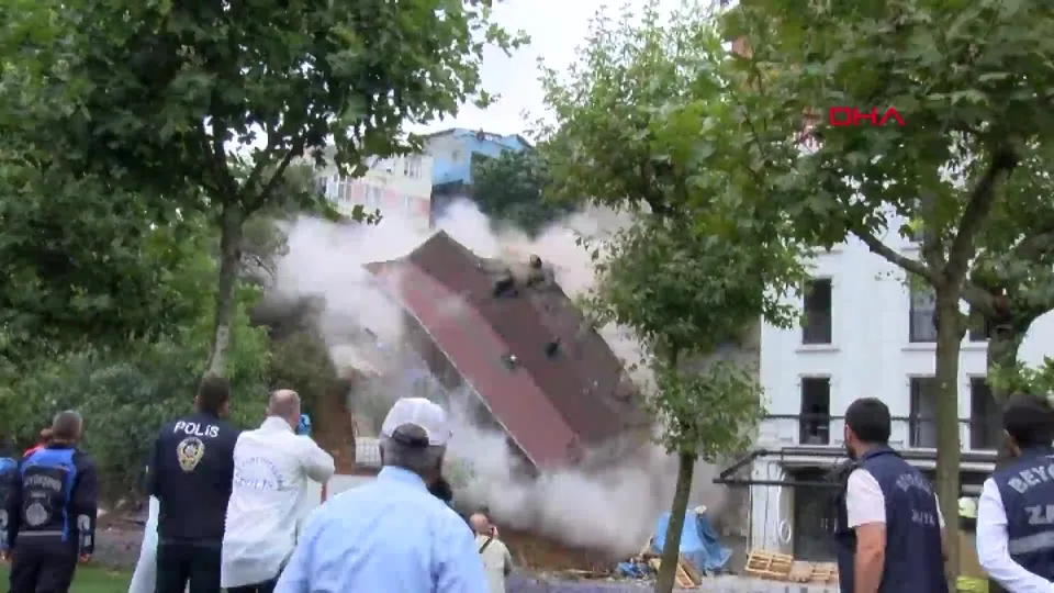 Beyoğlu’ndaki 4 katlı bina çöktü