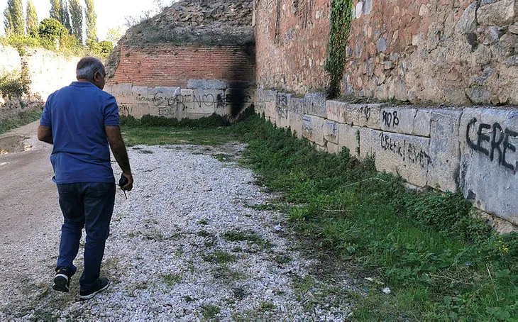 İznik'teki 2 bin yıllık surlara, sprey boyalı saygısızlık - 2