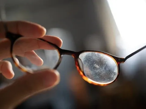 gozluk-camini-temizlemenin-en-basit-yontemi-cizikler-10-saniyede-kayboluyor-1706690907043.jpeg Gözlük camlarını temizlemenin en basit yöntemi! Çizikler 10 saniyede kayboluyor - 5