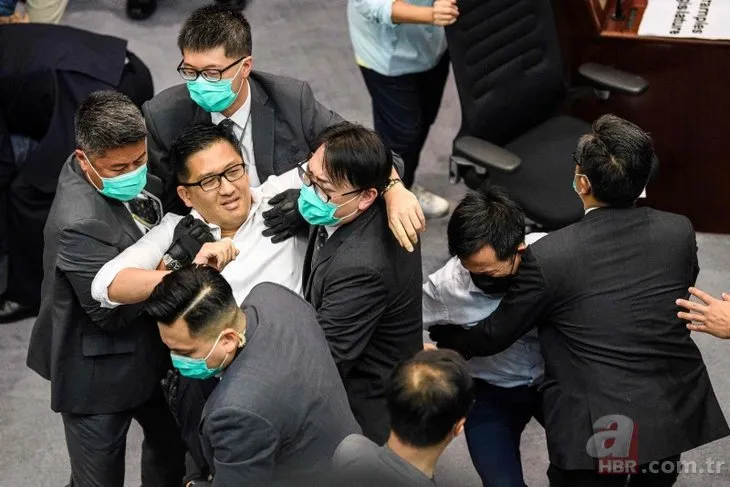 Koronavirüsün kalbinde yumruklar konuştu! Hong Kong’da vekiller birbirine girdi