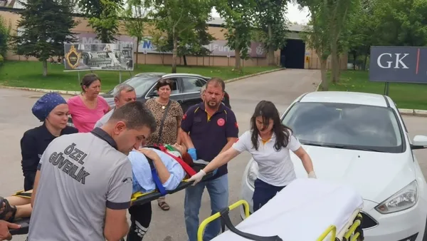 bursada-panik-anlari-otomobil-yasli-kadina-carpti-vatandaslar-telefonda-kizina-moral-verdi-1657282264218.jpg Bursa’da panik anları! Otomobil yaşlı kadına çarptı | Vatandaşlar telefonda kızına moral verdi - 2