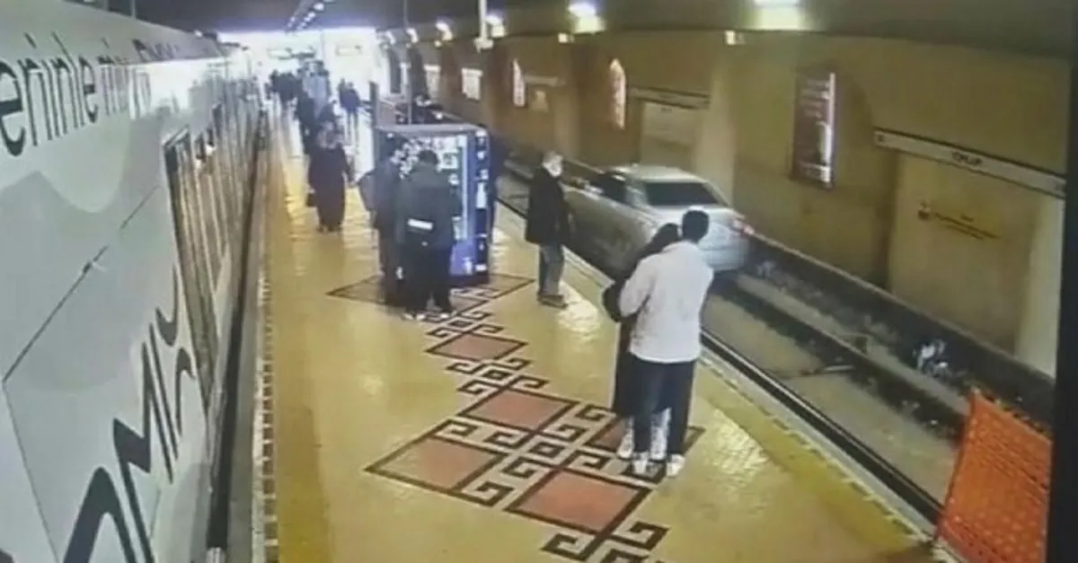 İstanbul Fatih'te otomobil tramvay durağına girdi! Görenler şaşkına döndü...