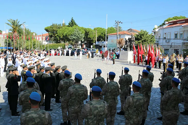 İzmir’deki ’Gaziler Günü’ töreninde skandal protesto! Sunuculuğu başörtülü öğretmen yapıyor diye töreni terk ettiler...