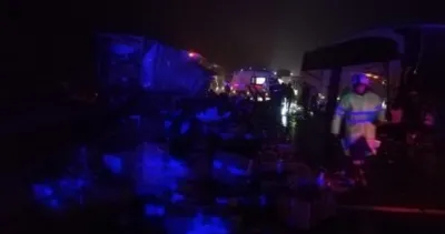 Mersin’de TEM yolunda yolcu otobüsü ile TIR çarpıştı: Ölü ve çok sayıda yaralı var