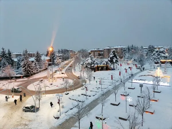 Kar yollarda geçit vermiyor! Kar ve tipi nedeniyle hangi yollarda aksamalar yaşanıyor?