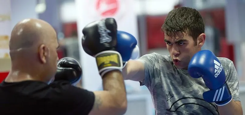 Baba-oğul kafes dövüşüne katılıyorlar