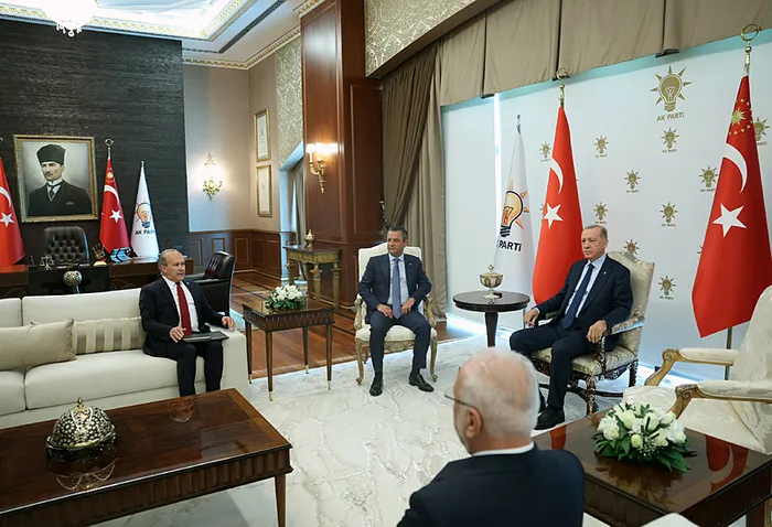 baskan-erdogan-ile-ozgur-ozel-hediyelesti-1714666724435.jpg Başkan Erdoğan ile Özgür Özel hediyeleşti! - 3