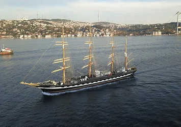 Tarihi gemi İstanbul Boğazı'ndan geçti
