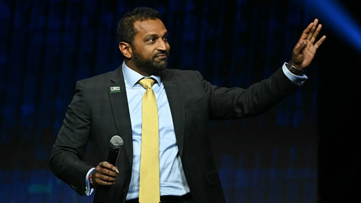 Derin devleti ortadan kaldıracak! Trump FBI başkanının yerine sadık dostunu atadı!