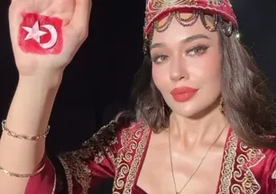 Ceren Arslan'dan Türk bayraklı paylaşım! Hürrem Sultan elbisesiyle hayran bıraktı