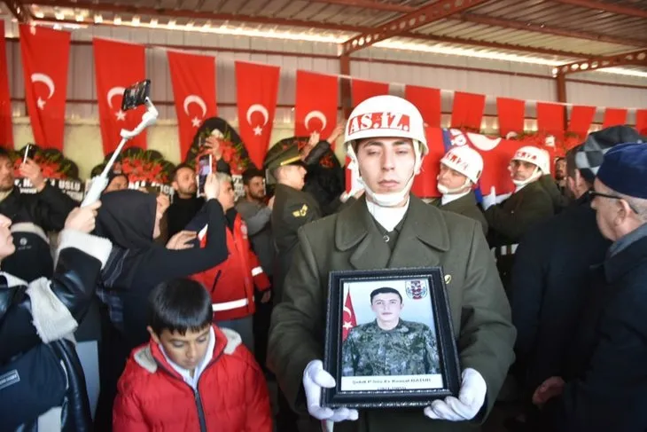 Türkiye şehitlerini uğurluyor! Tabutunun başında gözyaşları sel oldu | Bu acıya yürek dayanmaz