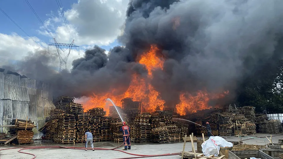 Sakarya Arifiye'de korkutan yangın! Geri dönüşüm fabrikası alevlere teslim oldu