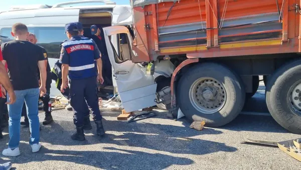 Son dakika: Bilecik'te feci kaza! Öğrencileri taşıyan minibüs kamyona çarptı: Çok sayıda yaralı - 1