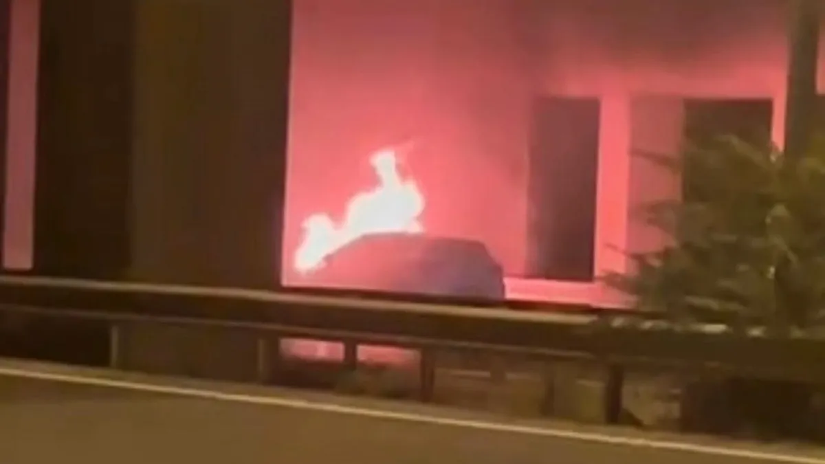 D100 kara yolunda arızalanan otomobil alev topluna döndü