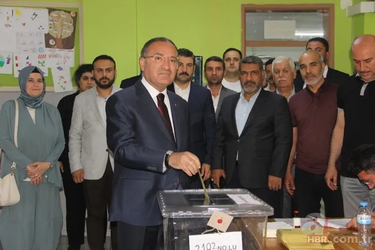 Türkiye’de tarihi seçim! Siyasiler sandık başında