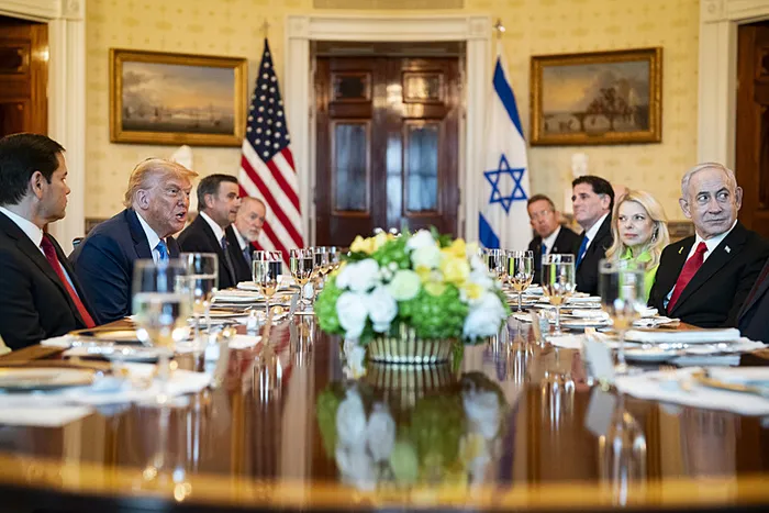 abdde-beklenen-gorusme-trumptan-ateskes-mesaji-gazzede-baris-yolundayiz-1751954301034.jpeg Trump, Suriye'ye yaptırımların kaldırıldığına dikkat çekti. (AFP)