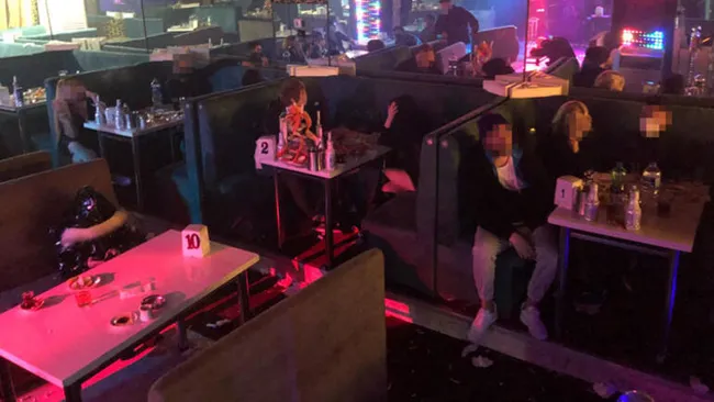 Konya’da yasağı delip eğlence merkezine gidenlere polis baskını! 46 kişiye ceza kesildi - 4