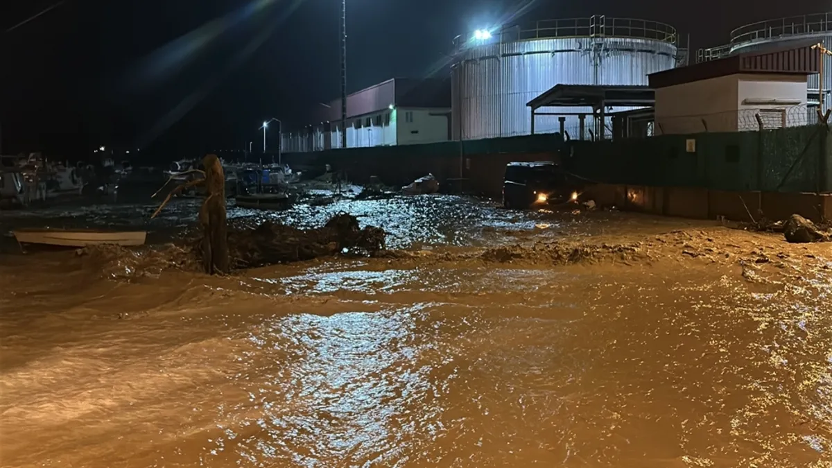 Çanakkale'de Kepez Çayı taştı! Tekneler zarar gördü