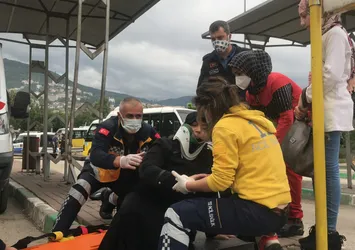 Otomobil otobüs durağına daldı: 5 yaralı