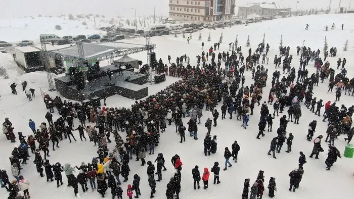 Son dakika: Ünlü şarkıcıdan skandal hareket! Soğuğu bahane etti konsere çıkmadı - 2