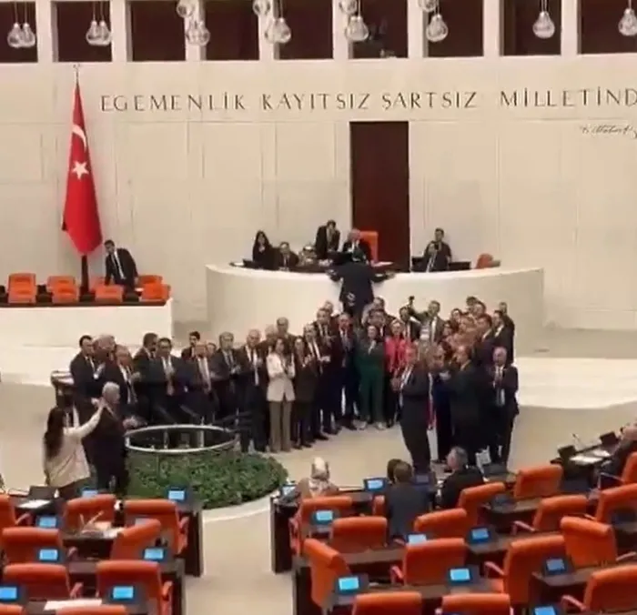 ekrem-imamoglunun-diplomasi-iptal-edildi-chpli-vekiller-kursuyu-isgal-etti-1742325092153.jpeg TBMM'de CHP'li vekillerden skandal! Diploma iptali nedeniyle kürsüyü işgal ettiler | Tepki yağdı: Topluca istifa edin - 1
