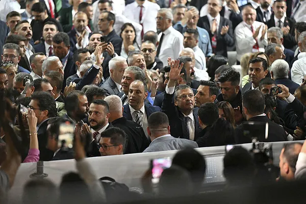 Tavşan koltuğa zıpladı! CHP’de Bay Kemal devri kapandı! Büyük hesaplaşmayı Özgür Özel kazandı