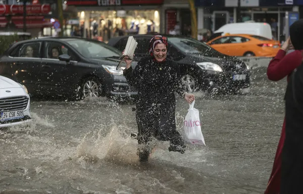 son-dakika-ankarada-sel-felaketi-sele-kapilan-bir-kisi-hayatini-kaybetti-1654967216723.jpg Son dakika: Ankara'da sel felaketi | Sele kapılan bir kişi hayatını kaybetti - 9