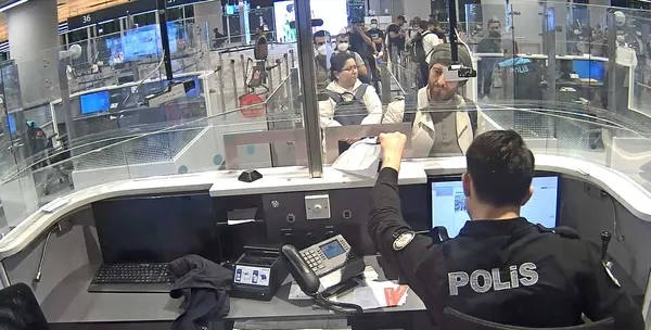 Sahte pasaportla Türkiye'ye girmeye çalışırken yakalandı! Havalimanında gözaltına alındı - 4